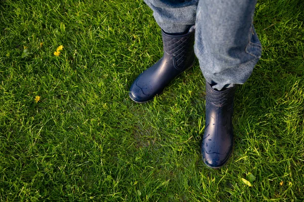 Mavi ayakkabılar. Bahçeyi su basmış. Sağanak yağış, sel. Yağmurlu yaz ya da bahar. Erkek ya da kadın bahçede duruyor, ayaklar yağmur altında..