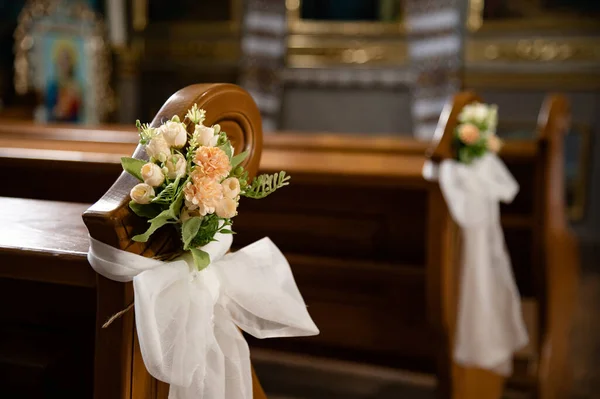 教堂的长椅教堂或大厅中用来举行活动或仪式的长椅 上面装饰着一束鲜花 第一次圣餐 图库图片