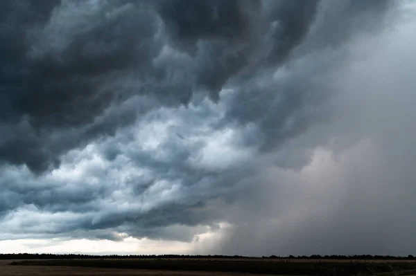 Bedreigde Zomerhemel Zware Donkerblauwe Regenwolken Zijn Aan Linkerkant Regen Valt Rechtenvrije Stockfoto's