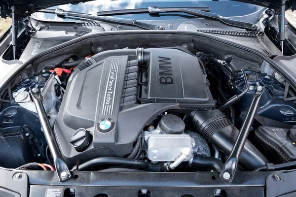 Ivano-Frankivsk, Ukrayna 22 Şubat 2020: BMW arabası, 535i, sedan. Motor. Arabanın kaputunun altında.