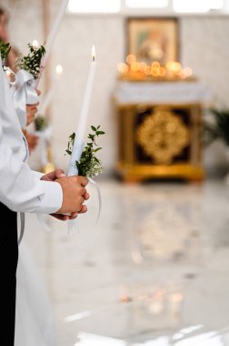 İlk günah çıkarma ve kutsal ayin. Çocuklar ellerinde mumlarla dua ediyorlar. Mesaj için yer var. Hıristiyanlık kavramı. Yüzsüz