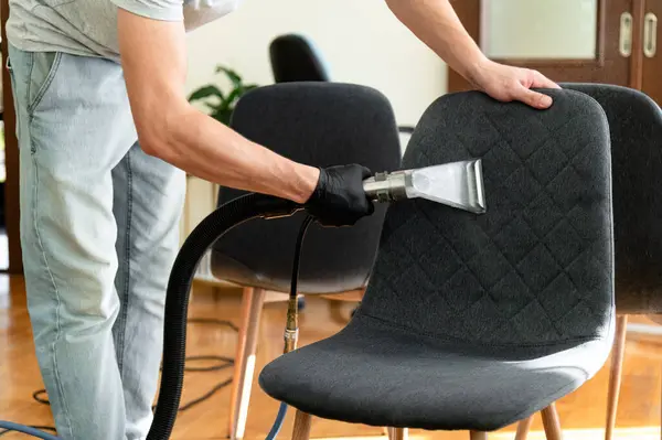 Gündüz vakti modern bir iç mekanda döşenmiş sandalyelerin profesyonel temizliği