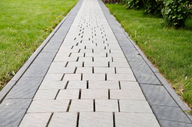 Taş patika düzgünce düzenlenmiş. Yeşillik dolu yemyeşil bir bahçeye açılıyor. Bu iyi korunmuş alan açık hava yürüyüşleri ve rahatlama için mükemmel. Profesyonel kaldırım taşı temizliği.
