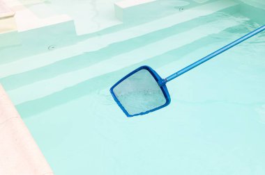 Ağ aracı güneşli bir günde temiz havuz suyunun kalıntılarını temizlemek için kullanılır.