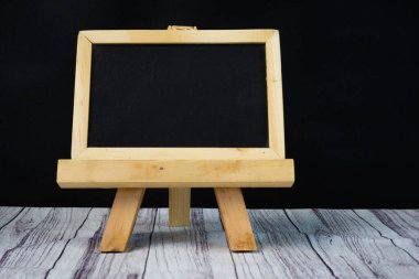 Kara Arkaplan 'da tecrit edilmiş Ahşap Masadaki Tebeşir Tahtası