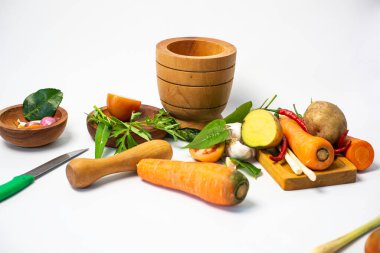 Ahşap Havan ve Pestle, Pişirme Hazırlığı İçin Taze Malzemeler. Taze malzeme koleksiyonu. Taze, enerjik ve gürlemeye hazır.! 