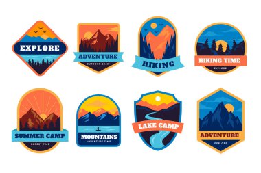 Macera rozetleri, dağ yolculuğu amblemleri, kamp macerası amblemleri, rozetler ve logo yamaları. Dağ turizmi, yürüyüş. Orman kampı etiketleri eski tarz.