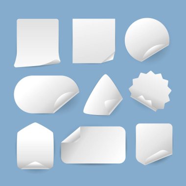 Gerçekçi beyaz kağıt yapıştırma seti, katlanmış koleksiyon, farklı şekillerde yapıştırma, yuvarlak, oval, kare, dikdörtgen, altıgen şekilli. Vektör İllüstrasyonu
