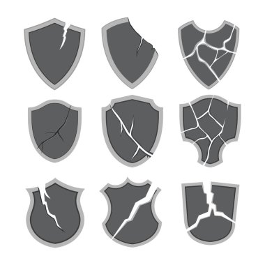 Kırık ve kıymıklı metal kalkan seti. Kırık savunma kalkanı virüsün saldırısına uğramış, internetteki güvenlik sistemi, beyaz arka planda izole edilmiş, vektör illüstrasyonu...