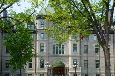 Tarihi Binanın Görkemli Taş Cephesi