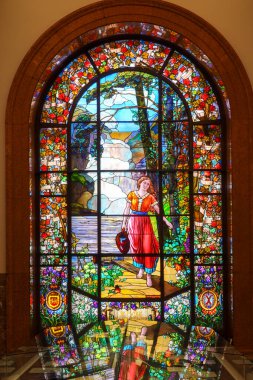 Kilisede Dini figürlü Güzel Lekeli Cam Pencere