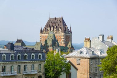 İkonik kale ya da kendine özgü dik bakır çatılı ve taretli bir şato. Etrafı temiz gökyüzüne karşı görülebilen tarihi yapılar..