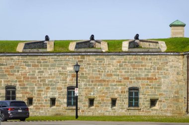 Tarihi taş tahkimatı ya da savunma mimarisi olan kale duvarı. Geleneksel askeri mimari özelliklerini gösteren sağlam bir yapı. Gökyüzü zeminine karşı iyi korunmuş taş yapı.