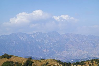 San Gabriel Tepesi Süzülüyor Hazin 'in üzerinde