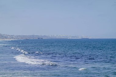 Santa Monica Kayalıklarından Yuvarlanan Dalgalar