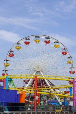 Güneşli İskelenin üzerinde tam dönme dolap