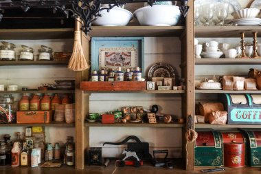 Kiler Rafları dolu kavanozlar ve aletler