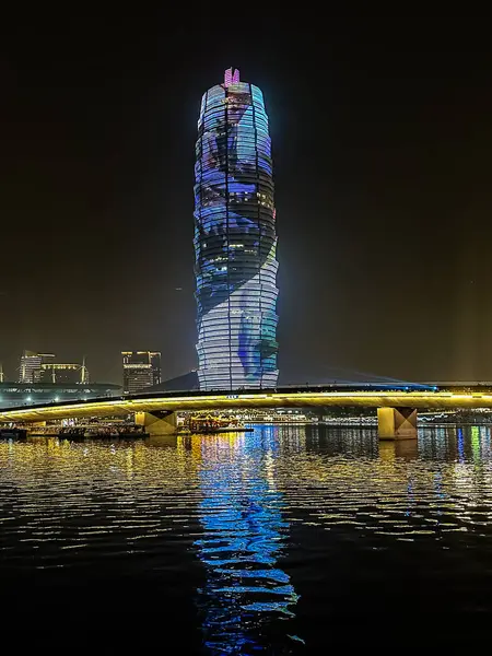 LED Kulesinin Gece Nehri 'ne Yansıması