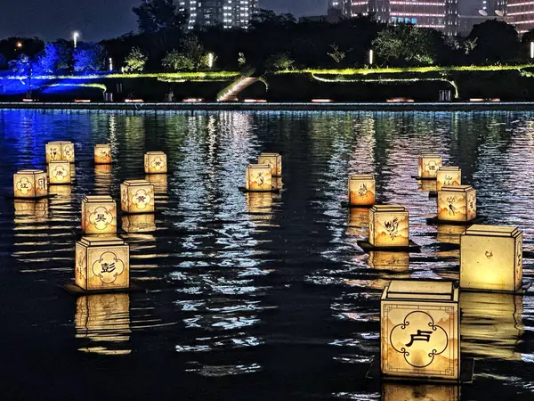 Yüzen Fenerler Şehir Gölü boyunca sürükleniyor