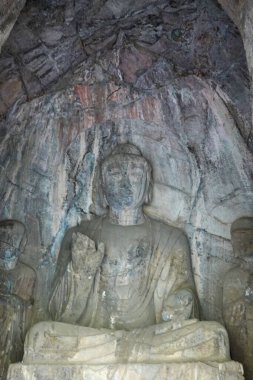 Karanlık bir Grotto İçinde Görkemli Oturan Buda Heykeli