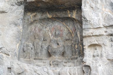 Bir Buda ve Bodhisattvas ile yıpranmış Grotto Sunağı