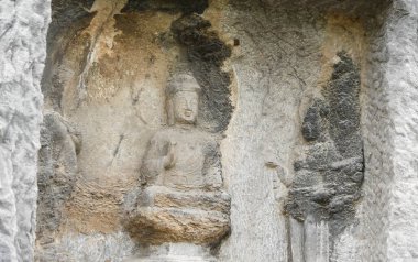 Buda ve Hizmetkarlar Küçük, yıpranmış bir Niche 'de