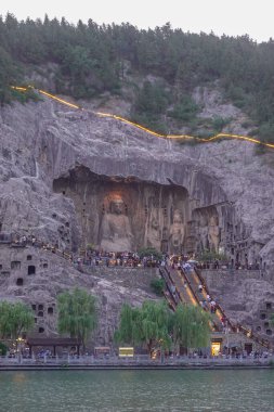 Alacakaranlık 'ta Grottoes' ta Altın Parıltı
