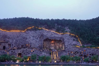 Longmen Mağaralarının Üzerinde Gün Batımı Manzarası