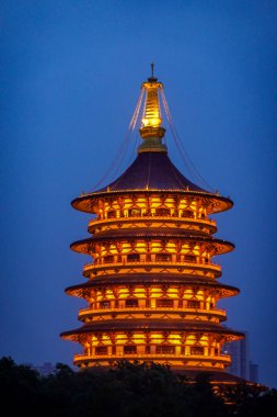 Gece Parlak Aydınlanmış Pagoda
