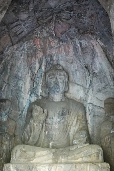 Karanlık bir Grotto İçinde Görkemli Oturan Buda Heykeli