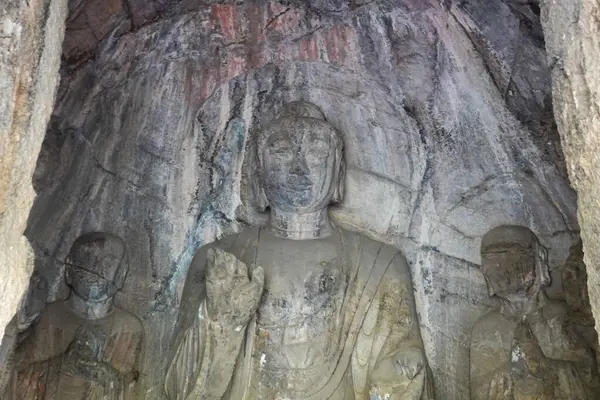 Grotto Kayası 'na oyulmuş Yüce Buda Heykeli