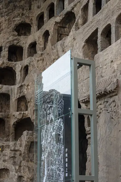 Eski Taş Çerçeve Arasındaki Modernliğin Anıtı