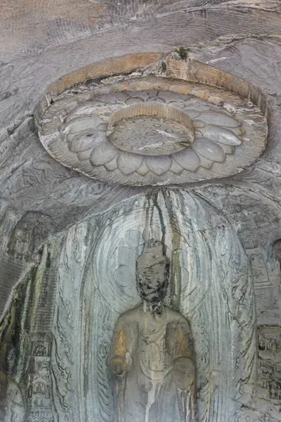 Buddha oyulmuş Lotus Tavan Madalyası Altında Oturuyor