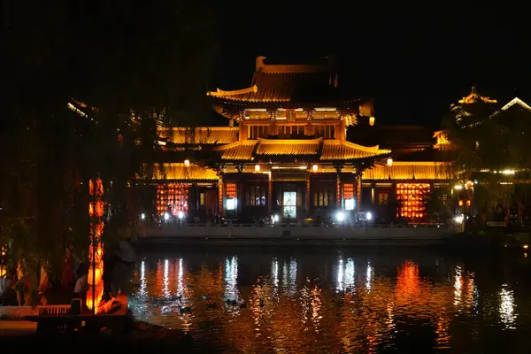 Aydınlatılmış Şehir Suyu Yansıtır