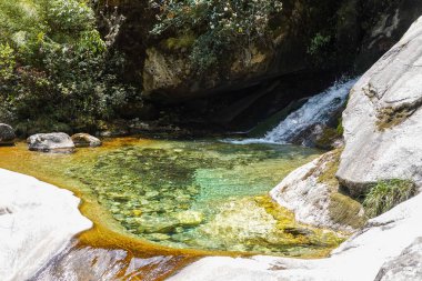Teraslı Zümrüt Havuzu Teraslı Kaya Rafı