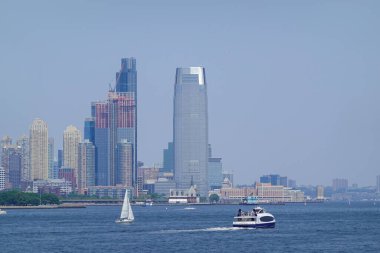Manhattan 'ın aşağısından geçen feribot Skyline