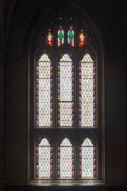 Dikey Mızrak Penceresi Karanlıkta Aydınlandı