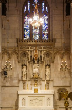 Altın Ambiyansla Süsleme Sunağı