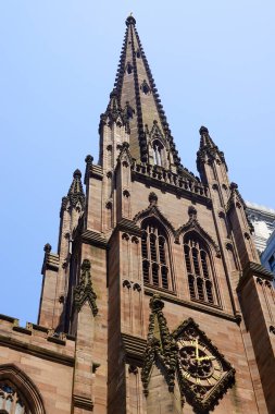 Yaz Yapraklarına Karşı Gotik Spire