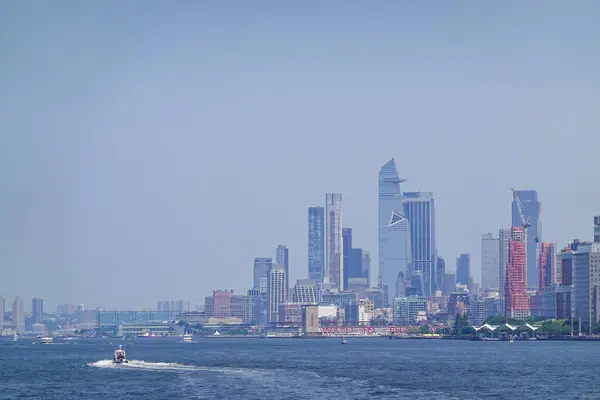 Midtown Skyline Sabah Sisi Arasında