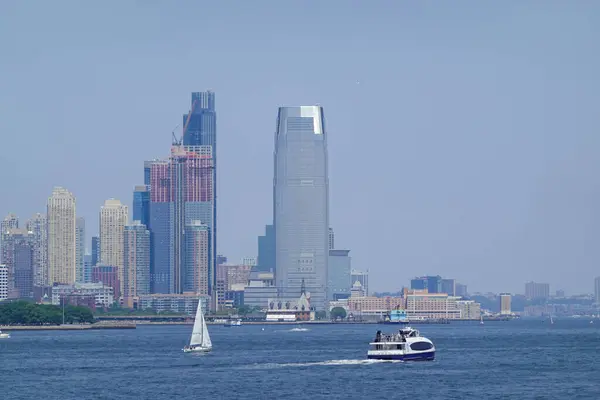 Manhattan 'ın aşağısından geçen feribot Skyline