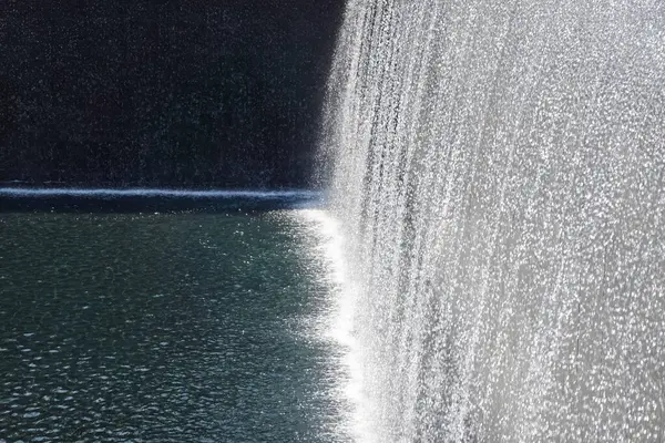 911 Anıtı Gölgede Şelale