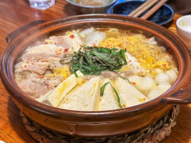 Taş tencerede kaynayan tofu güveci.