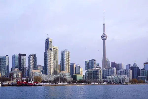 Altın Saat Toronto Skyline Yansıması