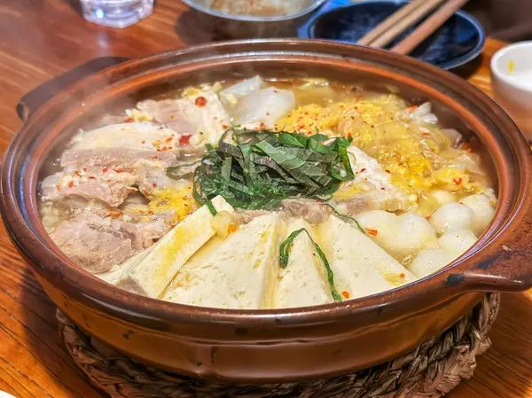 Taş tencerede kaynayan tofu güveci.