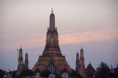 Wat Arun gece nehri boyunca parlayan altın.