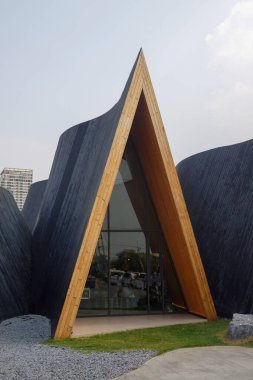 Sıcak keresteli üçgen pavyon girişi