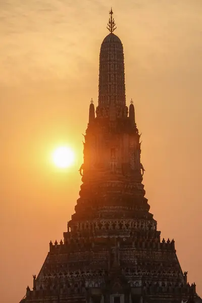 Wat Arun 'da günbatımı