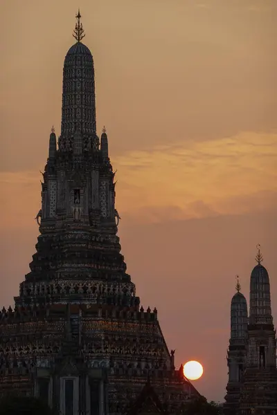 Wat Arun 'a karşı katmanlı pembe menekşe alacakaranlık