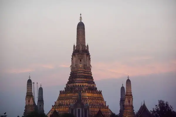 Wat Arun gece nehri boyunca parlayan altın.